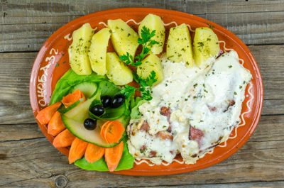 Piletina sa prsutom u sosu od vina